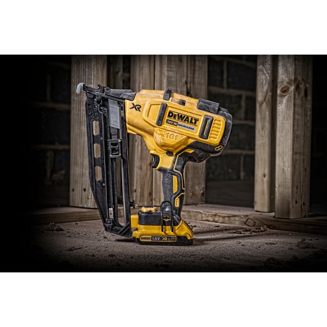 DeWALT 18V Brushless 16GA Finish Nail Gun DCN660D2-QW
